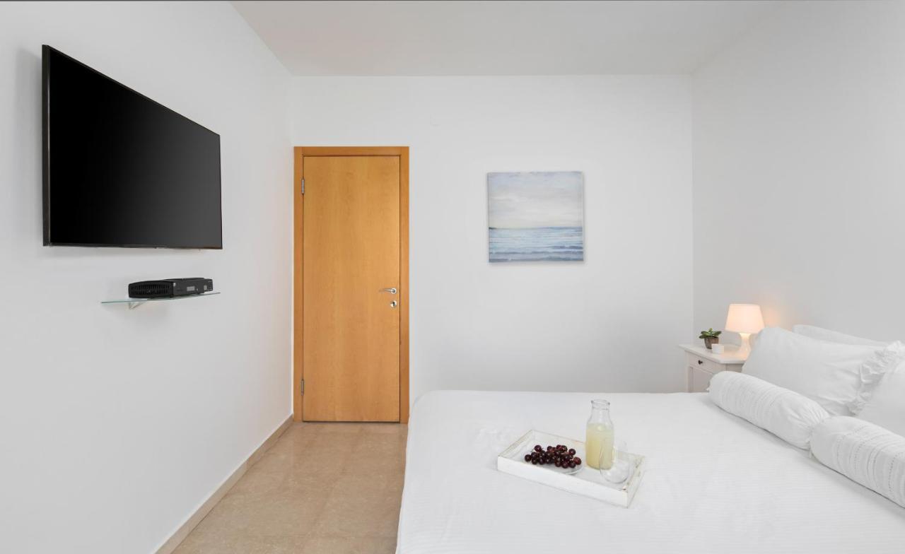 Aparthotel Okeanos On The Beach Herzelia Buitenkant foto