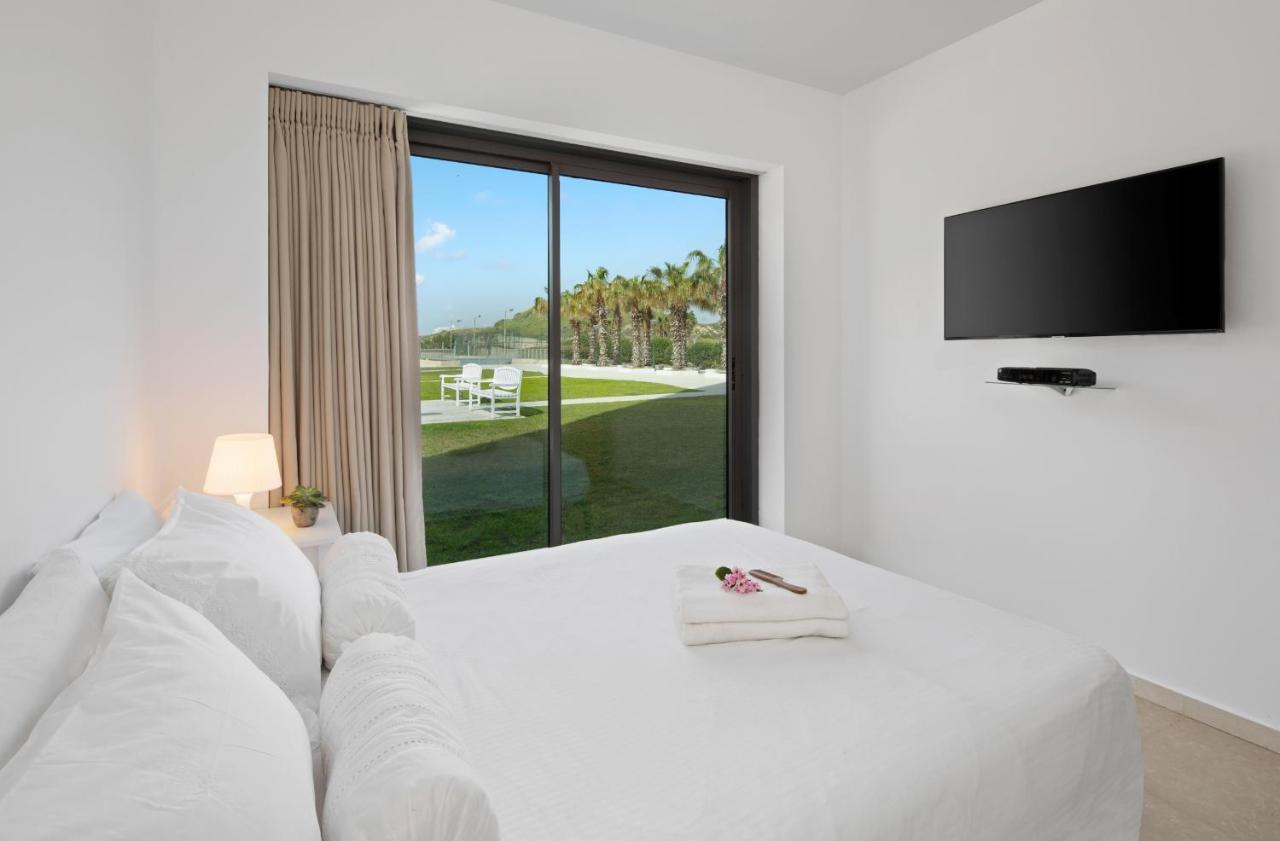 Aparthotel Okeanos On The Beach Herzelia Buitenkant foto