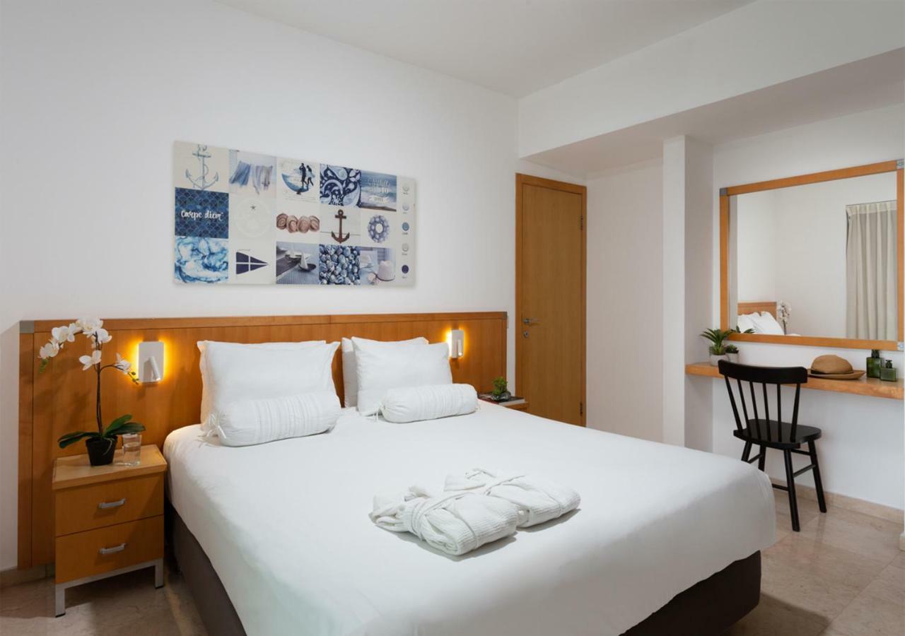 Aparthotel Okeanos On The Beach Herzelia Buitenkant foto