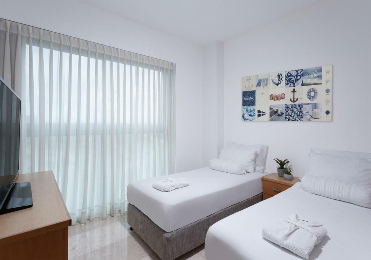 Aparthotel Okeanos On The Beach Herzelia Buitenkant foto